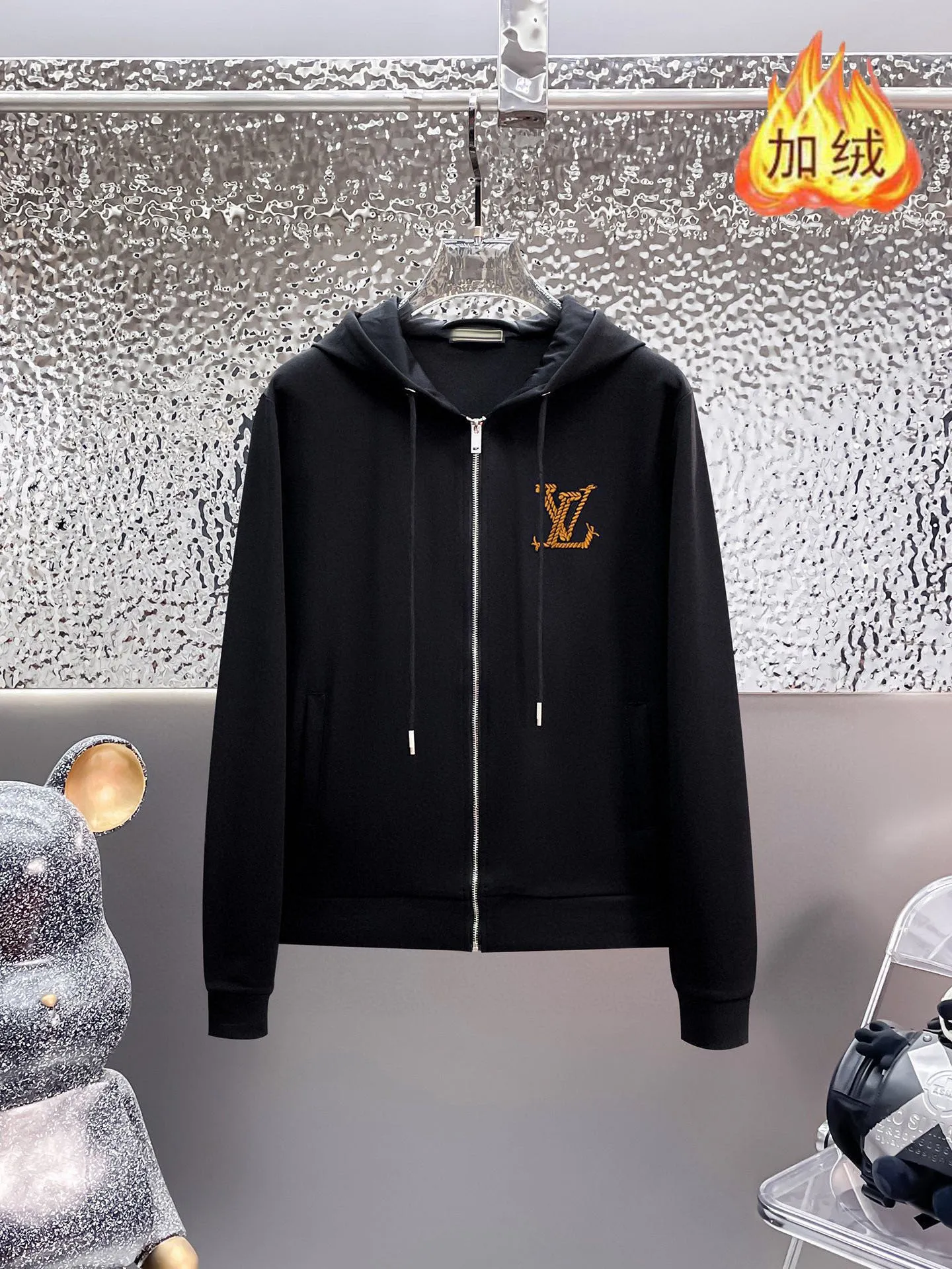 🅿️460 brand [LV Louis Vuitton] (velvet and thickened) 2025 autumn and winter new products, celebrities' favorite fashion-flavored casual suits, clean and neat tailoring, full of urban style. Made of high-quality custom-made fabrics, the lining has excellent thermal insulation effect, feels soft and dry, and the upper body effect is crisp and stylish. The three-dimensional cutting process and the pattern are all of high standards, and the silhouette version has the right benefits! It is not tight at all, and you feel good when you wear it. So many top-quality raw materials create high-end products with unparalleled value. It is the first choice for high-end fashion people. (Size: M-4XL can wear up to 200 pounds)